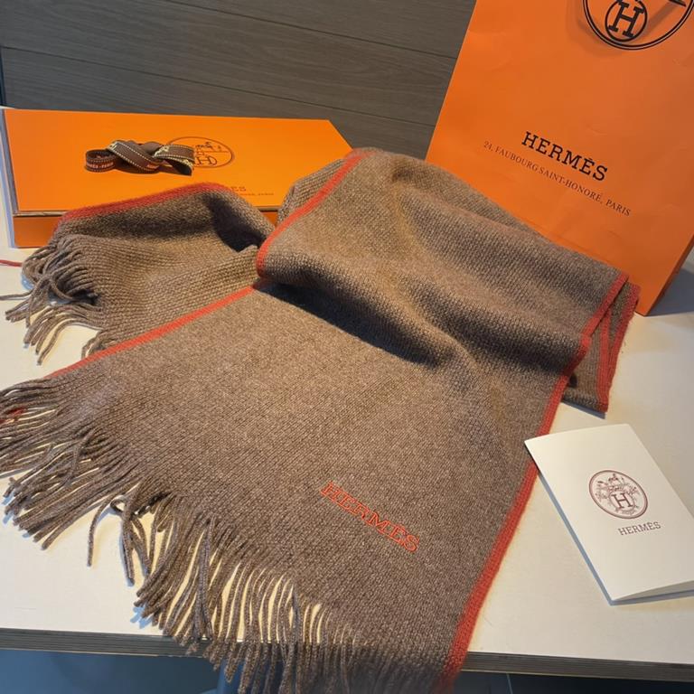 Hermes (Hermes) synchronized counter, high-end cashmere knitted scarf! Can be formal, can be casual, very Classical men's design. This knitting method is more difficult, and very costly yarn, the craft is very difficult!