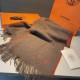 Hermes (Hermes) synchronized counter, high-end cashmere knitted scarf! Can be formal, can be casual, very Classical men's design. This knitting method is more difficult, and very costly yarn, the craft is very difficult!