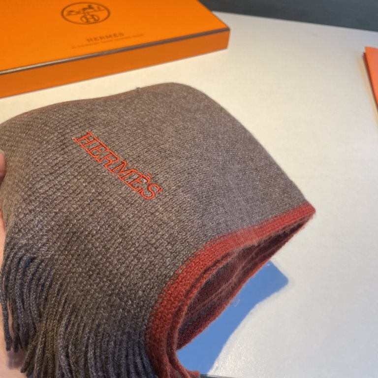 Hermes (Hermes) synchronized counter, high-end cashmere knitted scarf! Can be formal, can be casual, very Classical men's design. This knitting method is more difficult, and very costly yarn, the craft is very difficult!