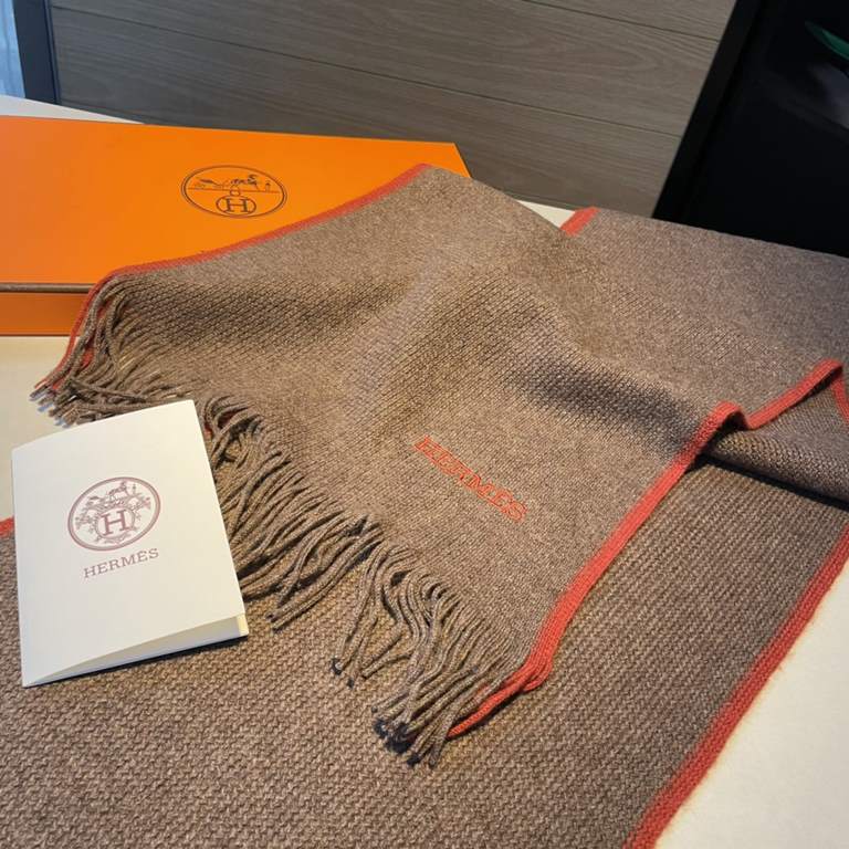 Hermes (Hermes) synchronized counter, high-end cashmere knitted scarf! Can be formal, can be casual, very Classical men's design. This knitting method is more difficult, and very costly yarn, the craft is very difficult!