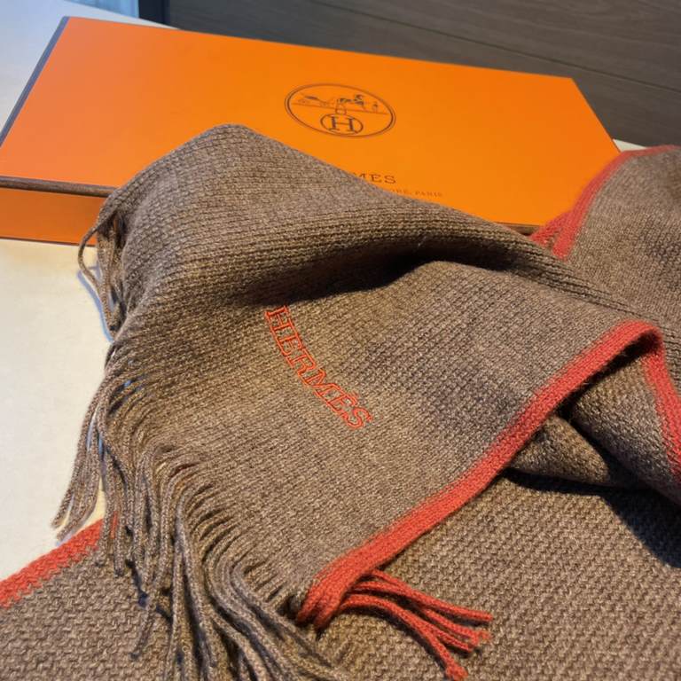 Hermes (Hermes) synchronized counter, high-end cashmere knitted scarf! Can be formal, can be casual, very Classical men's design. This knitting method is more difficult, and very costly yarn, the craft is very difficult!