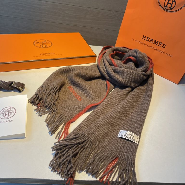 Hermes (Hermes) synchronized counter, high-end cashmere knitted scarf! Can be formal, can be casual, very Classical men's design. This knitting method is more difficult, and very costly yarn, the craft is very difficult!