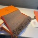 Hermes (Hermes) synchronized counter, high-end cashmere knitted scarf! Can be formal, can be casual, very Classical men's design. This knitting method is more difficult, and very costly yarn, the craft is very difficult!