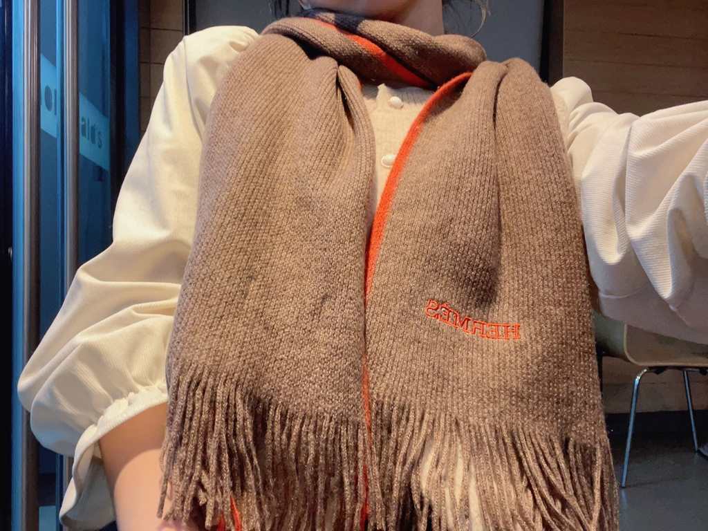 Hermes (Hermes) synchronized counter, high-end cashmere knitted scarf! Can be formal, can be casual, very Classical men's design. This knitting method is more difficult, and very costly yarn, the craft is very difficult!