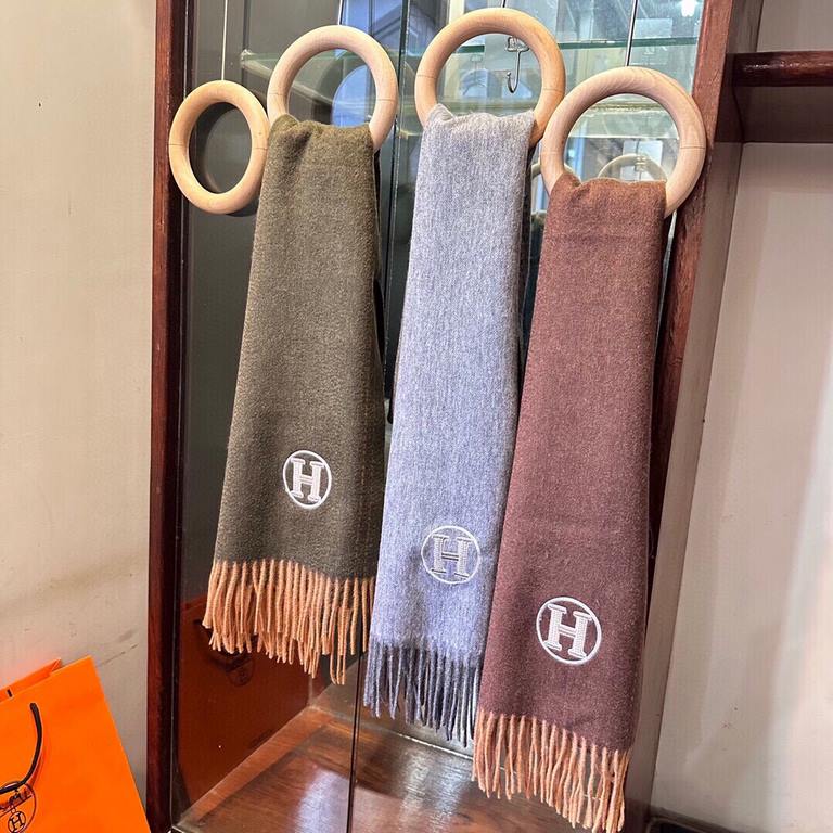 The official website with the same water ripple water cashmere Hermes   the same scarf and buy and cherish cashmere models   ~ are export orders so it is more difficult to meet  things talk about less but fine   good-loo