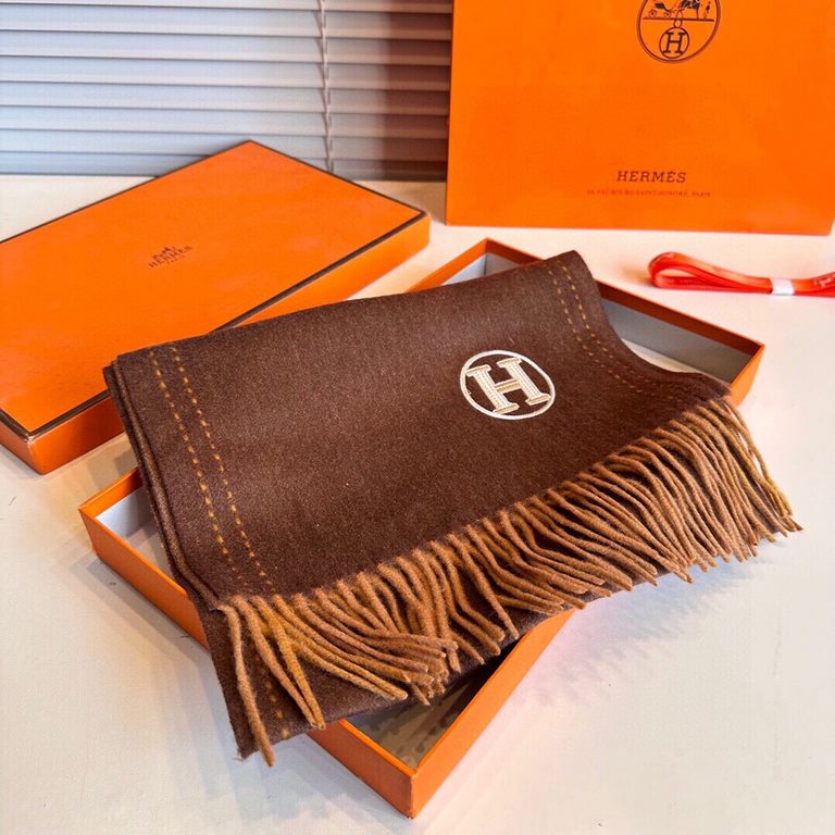 The official website with the same water ripple water cashmere Hermes   the same scarf and buy and cherish cashmere models   ~ are export orders so it is more difficult to meet  things talk about less but fine   good-loo