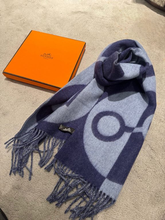 Hermes new geometric cashmere scarf, this model is really love at a glance, abstract geometric shapes logo, colorful geometric sense of fun, pay tribute to the brand's logo elements, riding boots, spurs, jacquard craftsm