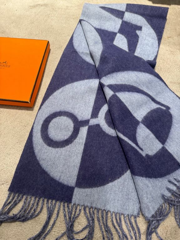 Hermes new geometric cashmere scarf, this model is really love at a glance, abstract geometric shapes logo, colorful geometric sense of fun, pay tribute to the brand's logo elements, riding boots, spurs, jacquard craftsm