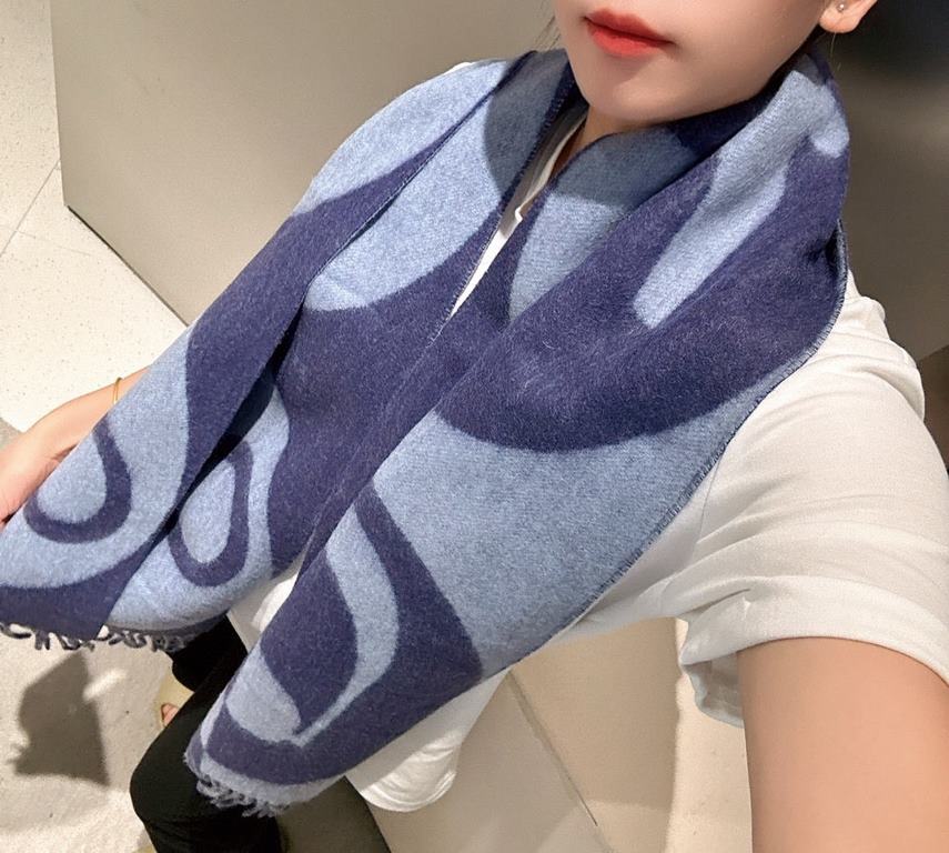 Hermes new geometric cashmere scarf, this model is really love at a glance, abstract geometric shapes logo, colorful geometric sense of fun, pay tribute to the brand's logo elements, riding boots, spurs, jacquard craftsm