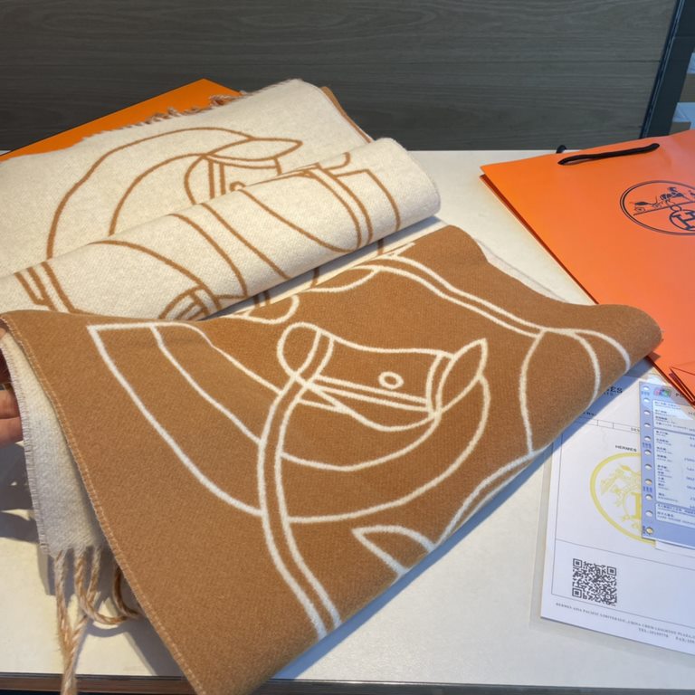 New at Hermes This scarf is woven in a delicate clashing jacquard and presents the Entrelacs Equestres horse head pattern designed by Geoff McFetridge. Size 40195cm.