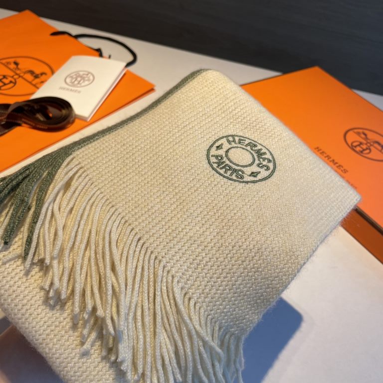 Men and women with the same model, 100% pure cashmere Hermes (Hermes) synchronization counter, high-end cashmere knitted scarf! Can be formal, can be casual, very Classical design. This knitting method is more difficult,