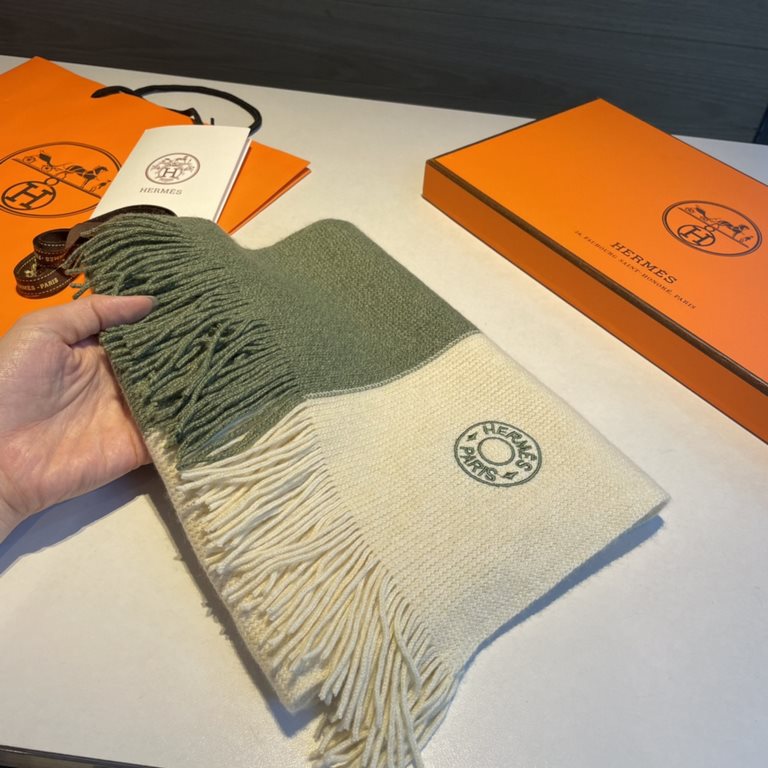 Men and women with the same model, 100% pure cashmere Hermes (Hermes) synchronization counter, high-end cashmere knitted scarf! Can be formal, can be casual, very Classical design. This knitting method is more difficult,