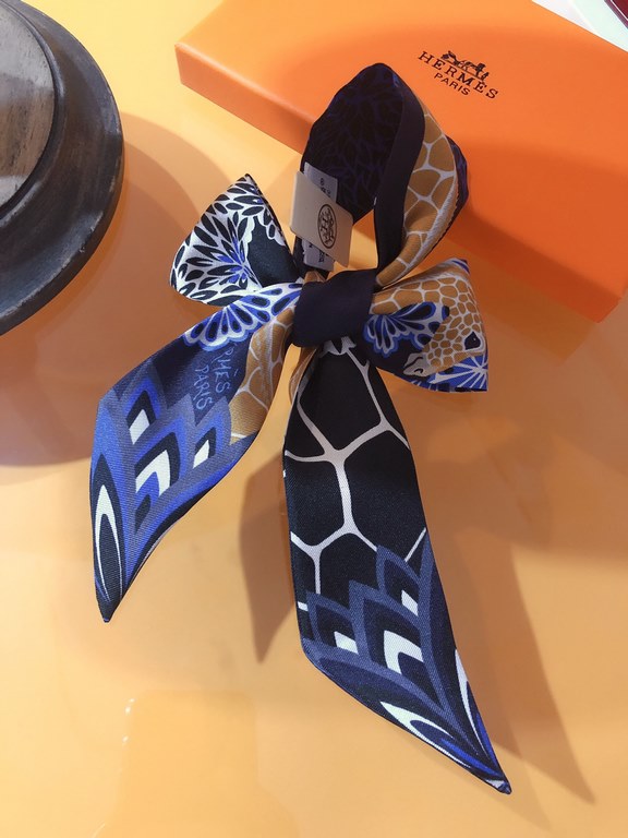 PHMS2111   Hermès [Mihui Triple Goddess] Ribbon   During a trip to South Africa, Hermès designer Alice Shirley was lucky enough to catch a glimpse of a giraffe, and then a second, and then a third, as they were foraging 