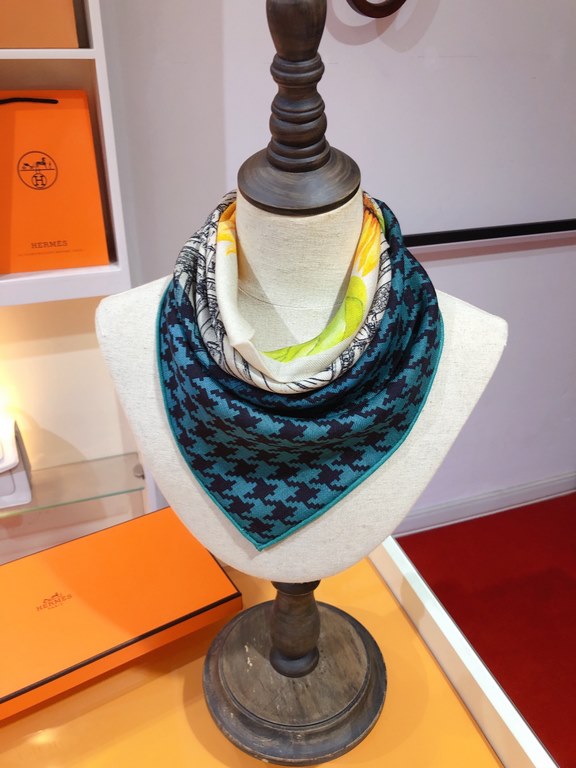 RHMS2378H's new 70cm Reversible Velvet Square Scarf, this must-have Hermes accessory can be worn in a variety of ways and goes well with any outfit. Wear it around your neck or as a belt, hair tie or headband. Thickness 