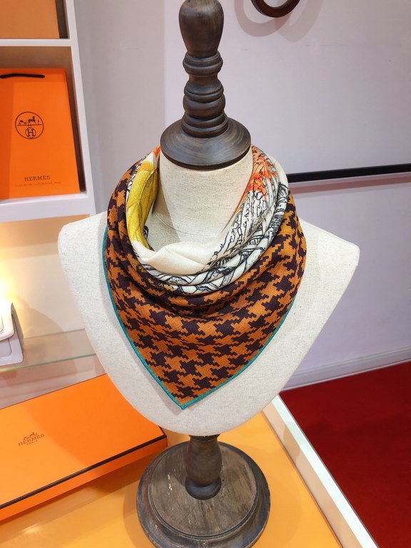 RHMS2378H's new 70cm Reversible Velvet Square Scarf, this must-have Hermes accessory can be worn in a variety of ways and goes well with any outfit. Wear it around your neck or as a belt, hair tie or headband. Thickness 