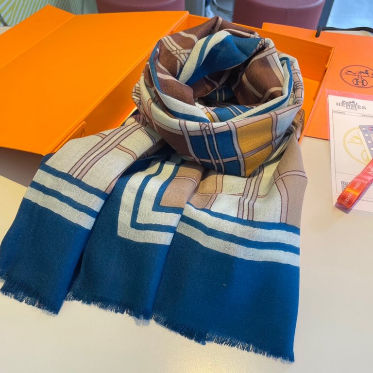 Will glow shiny scarf Hermes ~   on the new   Needless to say, this model is too familiar, the classic double F is the continuation of a century of iconic logo, this year the Vintage trend swept the world ~ ~ ~ Medieval 