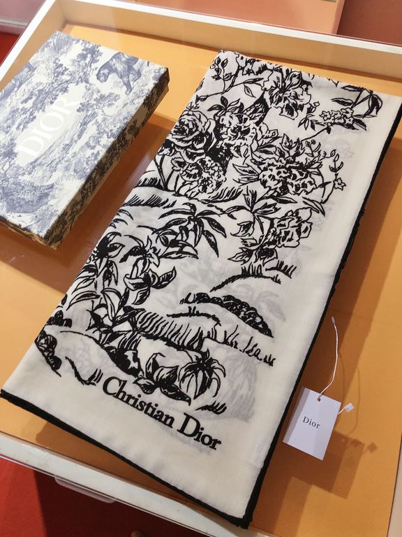 RDO2323 Original D's Petites Fleurs 140cm velvet square scarf features a rustic, poetic Dior Birds print inspired by the Japanese art movement, showcasing birds surrounded by floral embellishments. Made of multicolored s