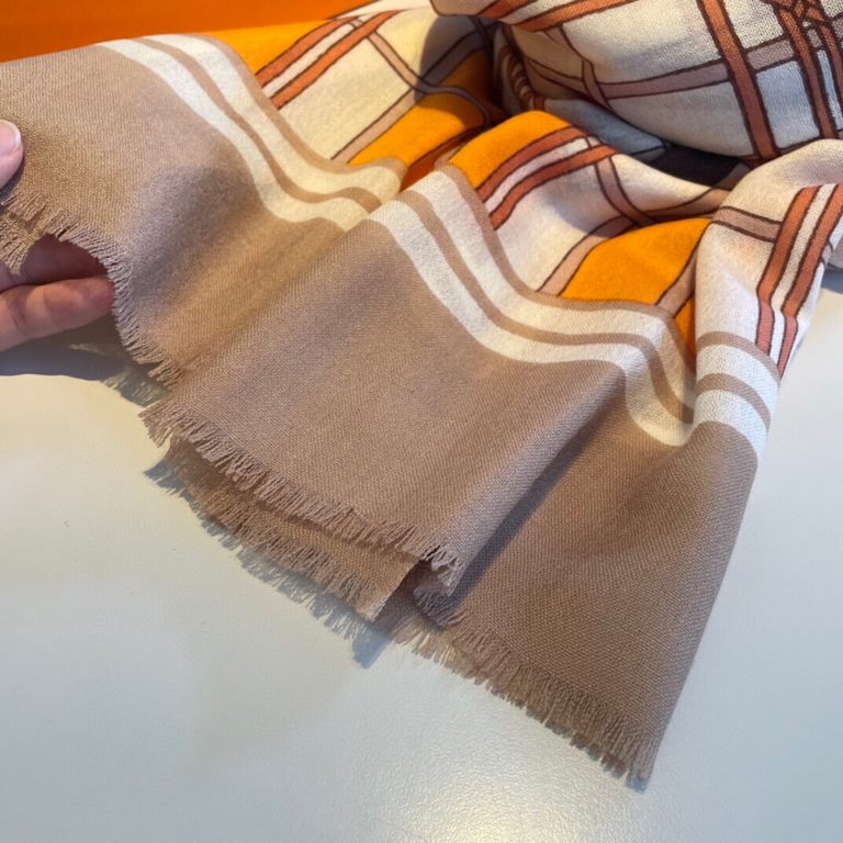 Will glow shiny scarf Hermes ~   on the new   Needless to say, this model is too familiar, the classic double F is the continuation of a century of iconic logo, this year the Vintage trend swept the world ~ ~ ~ Medieval 