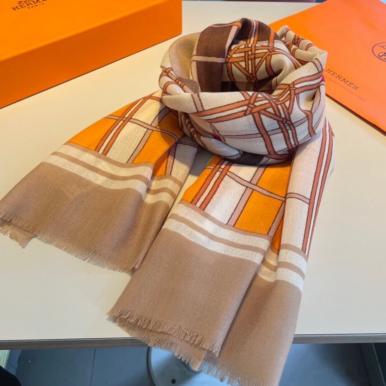 Will glow shiny scarf Hermes ~   on the new   Needless to say, this model is too familiar, the classic double F is the continuation of a century of iconic logo, this year the Vintage trend swept the world ~ ~ ~ Medieval 