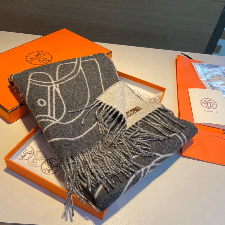 New at Hermes This scarf is woven in a delicate clashing jacquard and presents the Entrelacs Equestres horse head pattern designed by Geoff McFetridge. Size 40195cm.