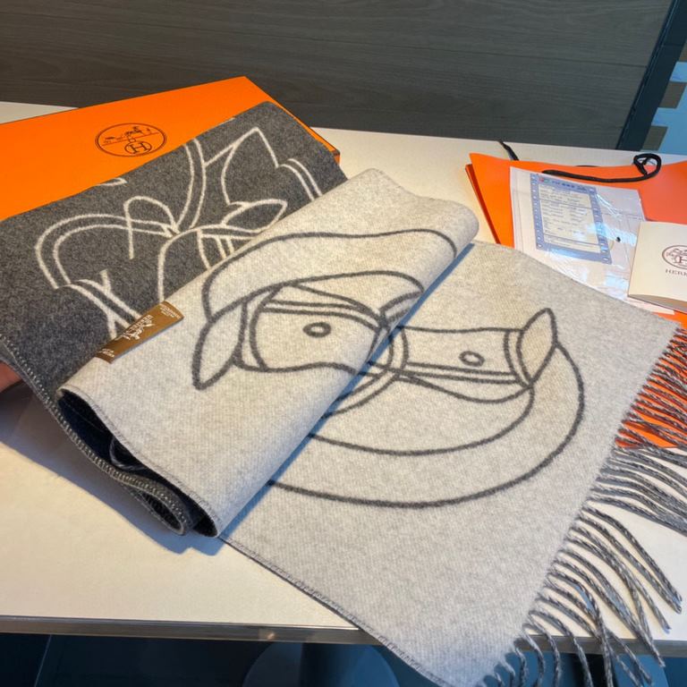 New at Hermes This scarf is woven in a delicate clashing jacquard and presents the Entrelacs Equestres horse head pattern designed by Geoff McFetridge. Size 40195cm.