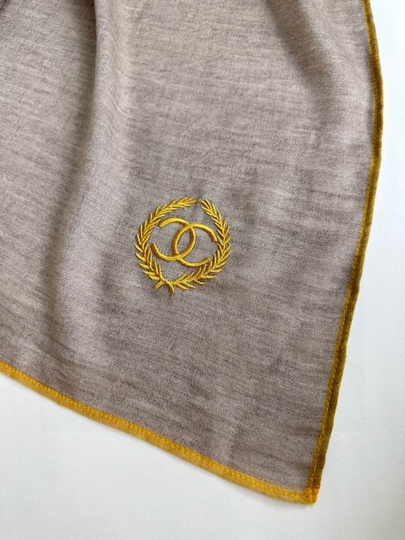 Price CHANEL2023 new model arrives and highlights!!!! Advanced cozy chic temperament. Chanel this touch the heart of the soft scarf, can not imitate the color and temperament!!!! Scarf light and shadow will also have a v