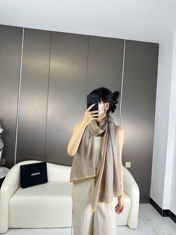 Price CHANEL2023 new model arrives and highlights!!!! Advanced cozy chic temperament. Chanel this touch the heart of the soft scarf, can not imitate the color and temperament!!!! Scarf light and shadow will also have a v