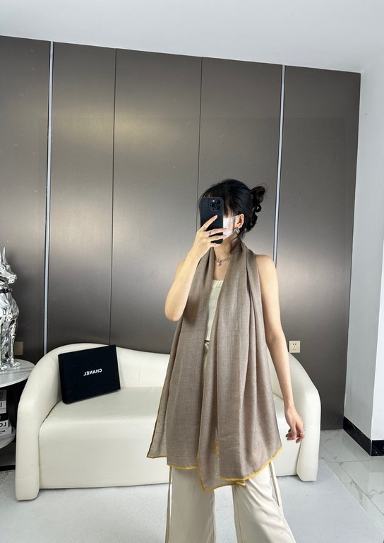 Price CHANEL2023 new model arrives and highlights!!!! Advanced cozy chic temperament. Chanel this touch the heart of the soft scarf, can not imitate the color and temperament!!!! Scarf light and shadow will also have a v