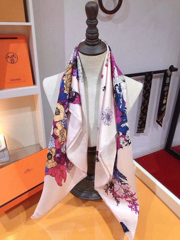 SHMS2275 First come, first served  Hermès' newest [Flora] 90cm silk square scarf  Spring is in the air, and a stallion rises up with hooves raised in a proud manner, just like the muse - Flora, the goddess of flowers, ar