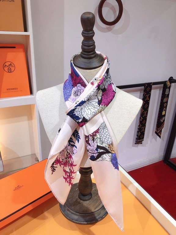 SHMS2275 First come, first served  Hermès' newest [Flora] 90cm silk square scarf  Spring is in the air, and a stallion rises up with hooves raised in a proud manner, just like the muse - Flora, the goddess of flowers, ar