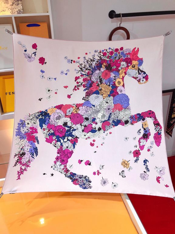 SHMS2275 First come, first served  Hermès' newest [Flora] 90cm silk square scarf  Spring is in the air, and a stallion rises up with hooves raised in a proud manner, just like the muse - Flora, the goddess of flowers, ar