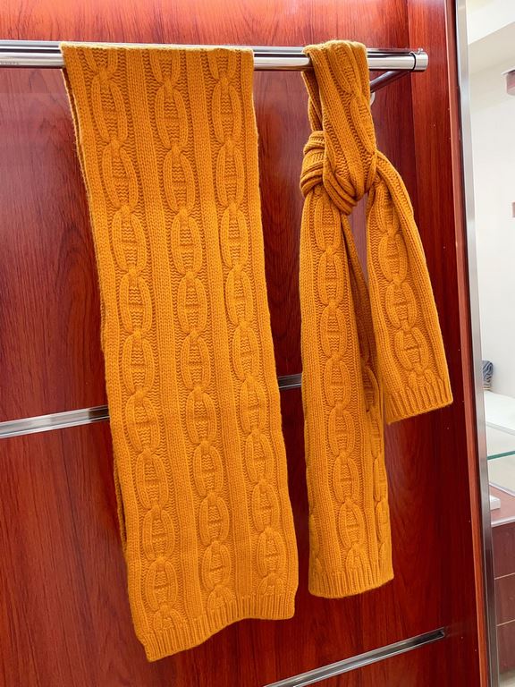 Understated high-class fall and winter taste!!!] Hermes new special texture hand-woven textured cashmere scarf! Young, chic, confident and with attitude. It's beautiful ！！！！ Such a stretchy, advanced and atmospheric desi