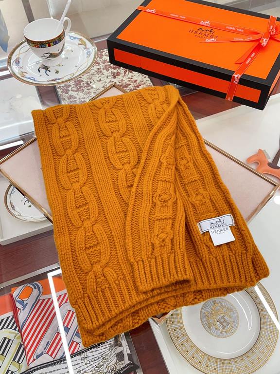 Understated high-class fall and winter taste!!!] Hermes new special texture hand-woven textured cashmere scarf! Young, chic, confident and with attitude. It's beautiful ！！！！ Such a stretchy, advanced and atmospheric desi