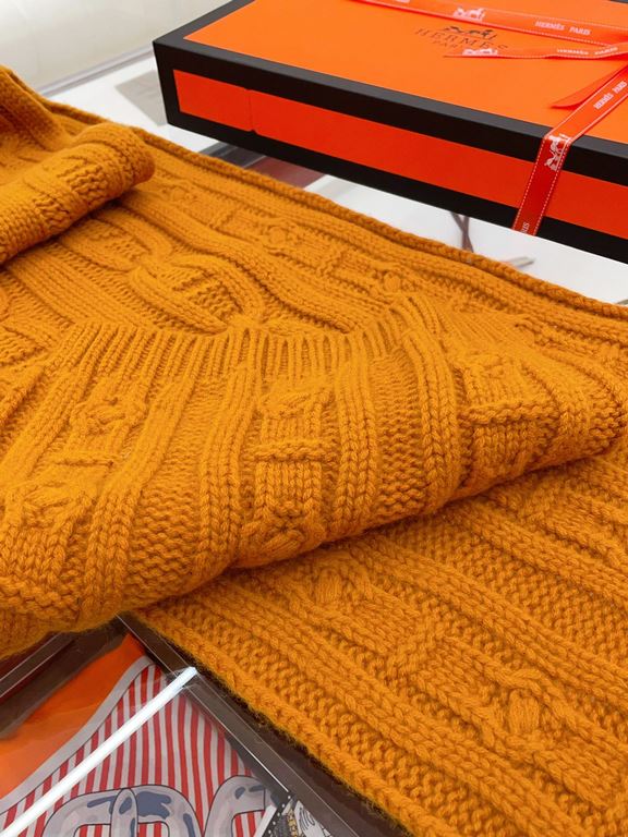 Understated high-class fall and winter taste!!!] Hermes new special texture hand-woven textured cashmere scarf! Young, chic, confident and with attitude. It's beautiful ！！！！ Such a stretchy, advanced and atmospheric desi