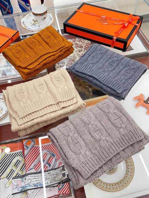 Understated high-class fall and winter taste!!!] Hermes new special texture hand-woven textured cashmere scarf! Young, chic, confident and with attitude. It's beautiful ！！！！ Such a stretchy, advanced and atmospheric desi