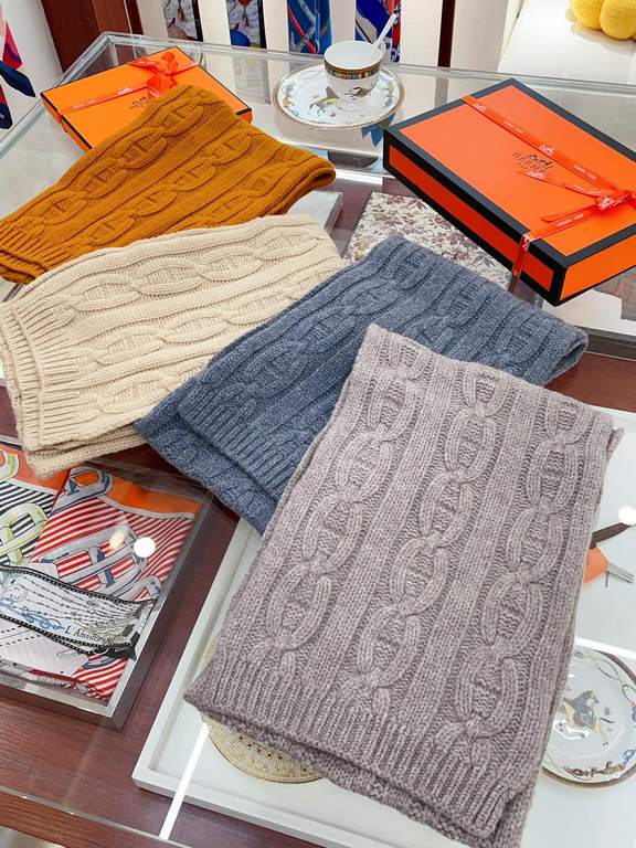 Understated high-class fall and winter taste!!!] Hermes new special texture hand-woven textured cashmere scarf! Young, chic, confident and with attitude. It's beautiful ！！！！ Such a stretchy, advanced and atmospheric desi