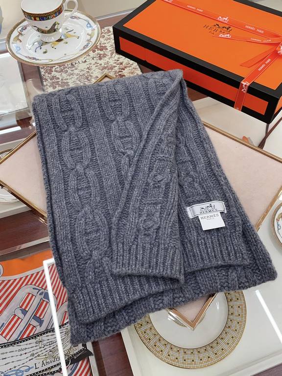 Understated high-class fall and winter taste!!!] Hermes new special texture hand-woven textured cashmere scarf! Young, chic, confident and with attitude. It's beautiful ！！！！ Such a stretchy, advanced and atmospheric desi