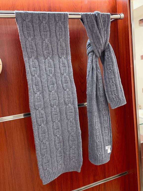 Understated high-class fall and winter taste!!!] Hermes new special texture hand-woven textured cashmere scarf! Young, chic, confident and with attitude. It's beautiful ！！！！ Such a stretchy, advanced and atmospheric desi