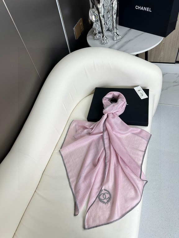 Price CHANEL2023 new model arrives and highlights!!!! Advanced cozy chic temperament. Chanel this touch the heart of the soft scarf, can not imitate the color and temperament!!!! Scarf light and shadow will also have a v