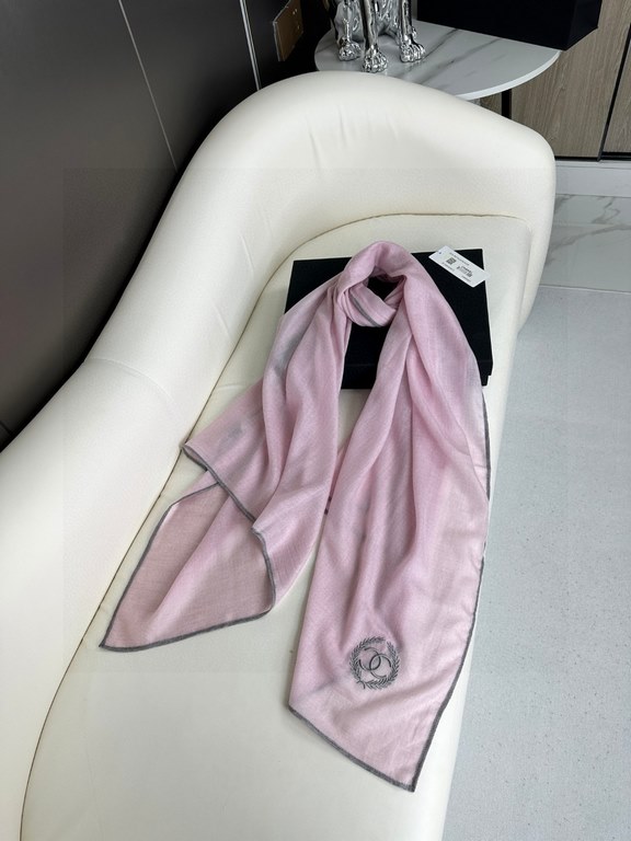 Price CHANEL2023 new model arrives and highlights!!!! Advanced cozy chic temperament. Chanel this touch the heart of the soft scarf, can not imitate the color and temperament!!!! Scarf light and shadow will also have a v