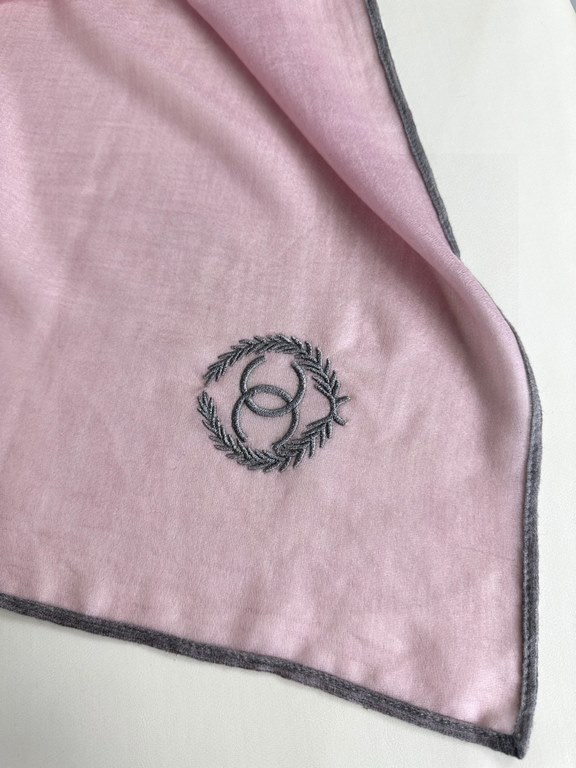 Price CHANEL2023 new model arrives and highlights!!!! Advanced cozy chic temperament. Chanel this touch the heart of the soft scarf, can not imitate the color and temperament!!!! Scarf light and shadow will also have a v