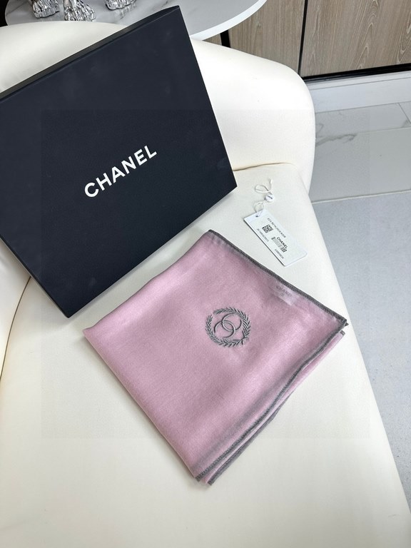 Price CHANEL2023 new model arrives and highlights!!!! Advanced cozy chic temperament. Chanel this touch the heart of the soft scarf, can not imitate the color and temperament!!!! Scarf light and shadow will also have a v