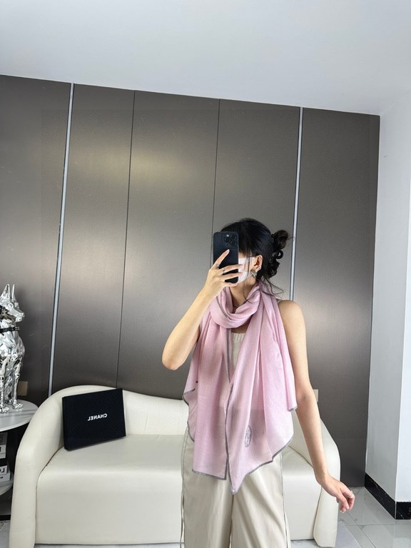 Price CHANEL2023 new model arrives and highlights!!!! Advanced cozy chic temperament. Chanel this touch the heart of the soft scarf, can not imitate the color and temperament!!!! Scarf light and shadow will also have a v