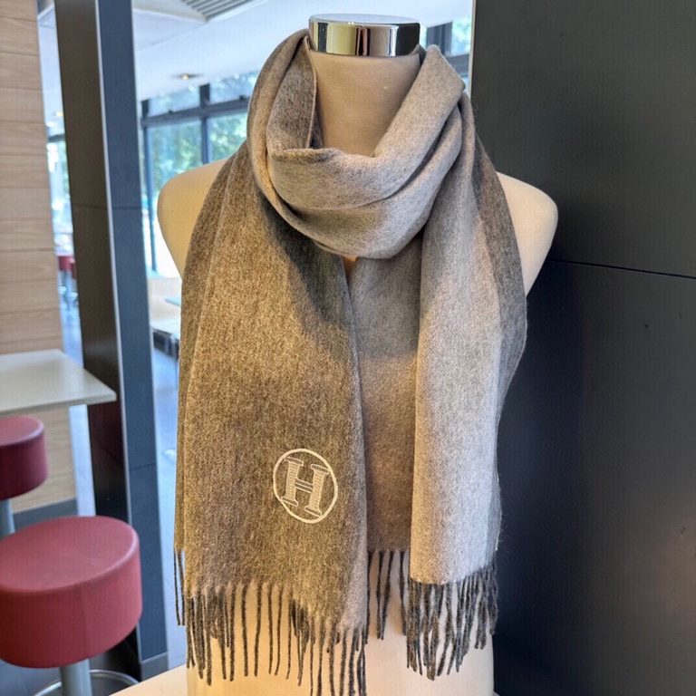 New 2023 Hermes men's and women's scarves and buy and cherish   ~ are export orders so it is more difficult to meet   things speak of few and fine   good-looking must be collected   this H family women's scarves, the sty