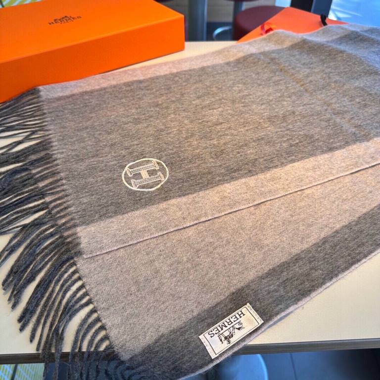 New 2023 Hermes men's and women's scarves and buy and cherish   ~ are export orders so it is more difficult to meet   things speak of few and fine   good-looking must be collected   this H family women's scarves, the sty