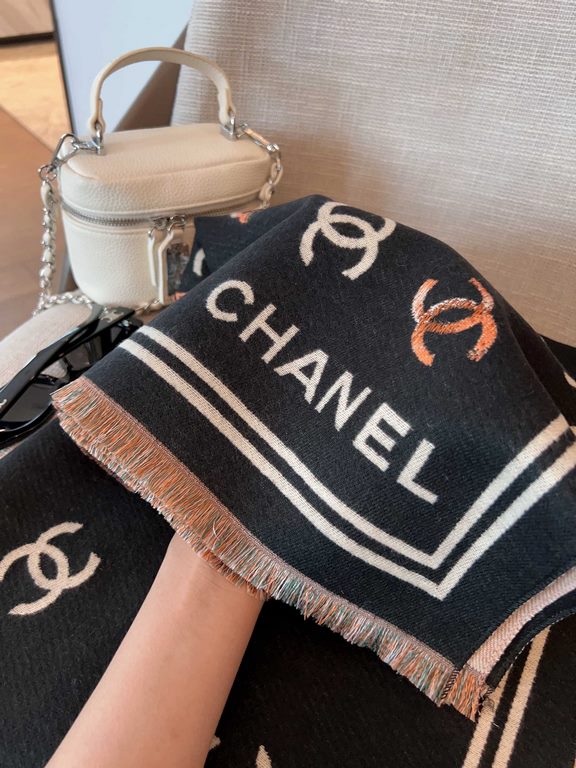 PriceNew   CHANEL cashmere shawl   Highly recommended CHANEL price is super beautiful! The real thing is more beautiful special order cashmere twill fabric! The texture is clear, delicate and visible printing and dyeing 