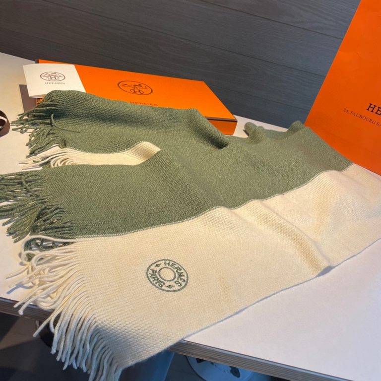 Men and women with the same model, 100% pure cashmere Hermes (Hermes) synchronization counter, high-end cashmere knitted scarf! Can be formal, can be casual, very Classical design. This knitting method is more difficult,