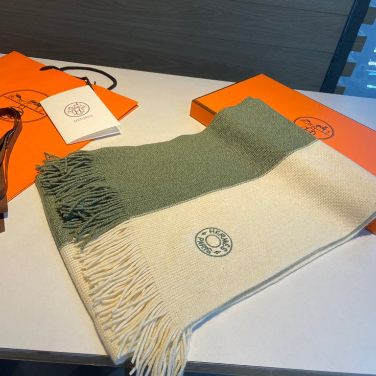 Men and women with the same model, 100% pure cashmere Hermes (Hermes) synchronization counter, high-end cashmere knitted scarf! Can be formal, can be casual, very Classical design. This knitting method is more difficult,