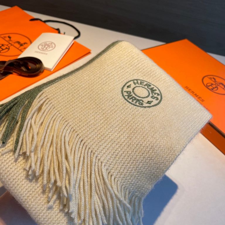 Men and women with the same model, 100% pure cashmere Hermes (Hermes) synchronization counter, high-end cashmere knitted scarf! Can be formal, can be casual, very Classical design. This knitting method is more difficult,