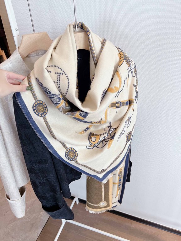 New on   [Dressage Horse Grand Apparat Grandapparet]Silk scarf size 90cmx 9ocmDesigner Jacques EudelPublication date 1962 first edition, reprinted in the 1990s, new in 2023.Edition of the four corners of the gold carved 